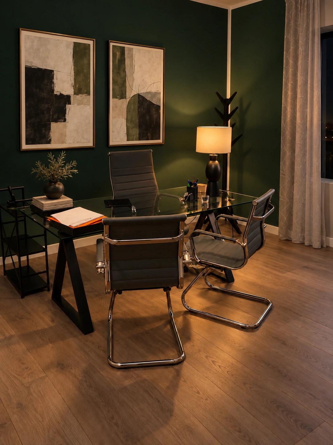 Studio professionale The Harbour con quadri e illuminazione serale